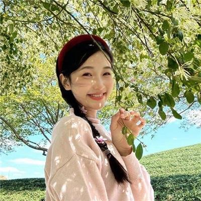 葡萄架下的女神